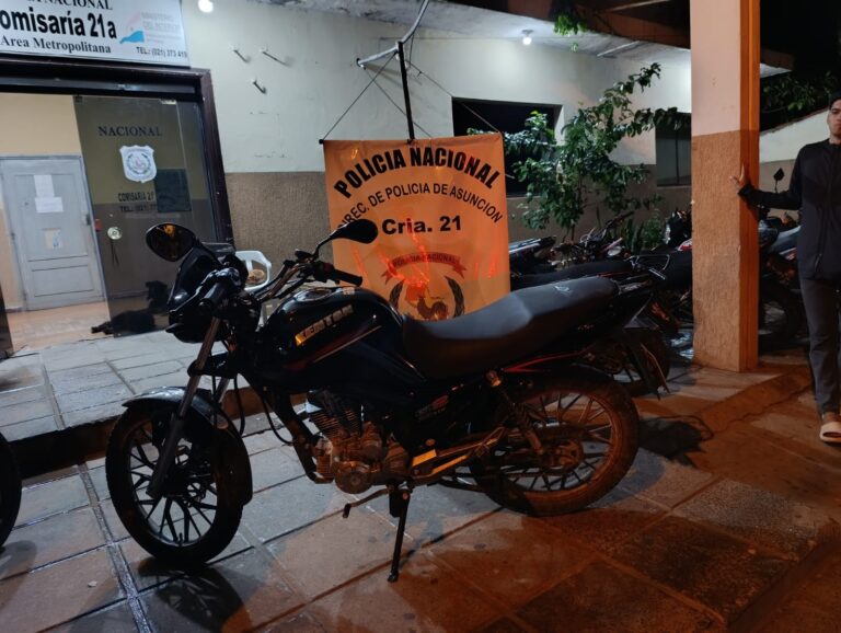 GPS permite ubicar moto robada oculta entre malezas en el Bañado Sur