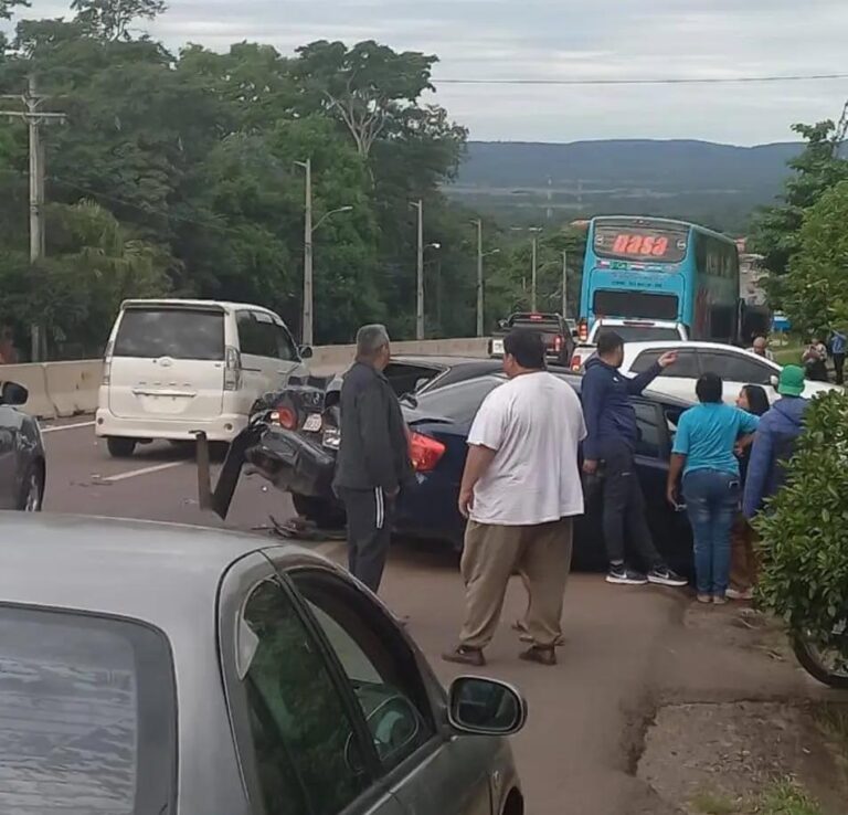 Vuelco de camión derivó en choque múltiple en Ypacaraí: milagrosamente, solo hubo daños materiales