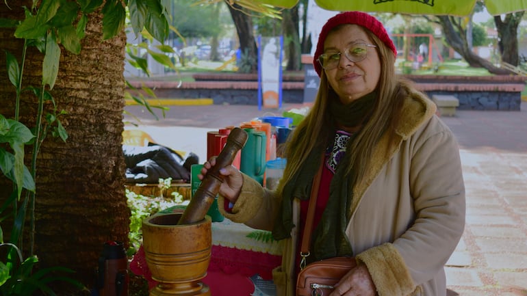 Con fortaleza, vendedora de tereré de Encarnación, sacó adelante a sus ocho hijos