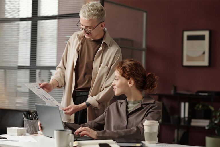 Dilema generacional: ¿empresas apuestan por la estabilidad del trabajador adulto?