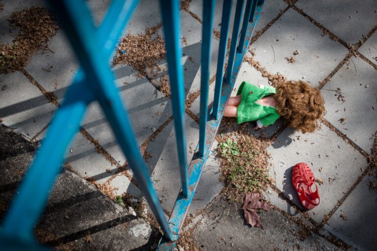 Condenan a padrastro por abuso de una niña y a madre por encubrir