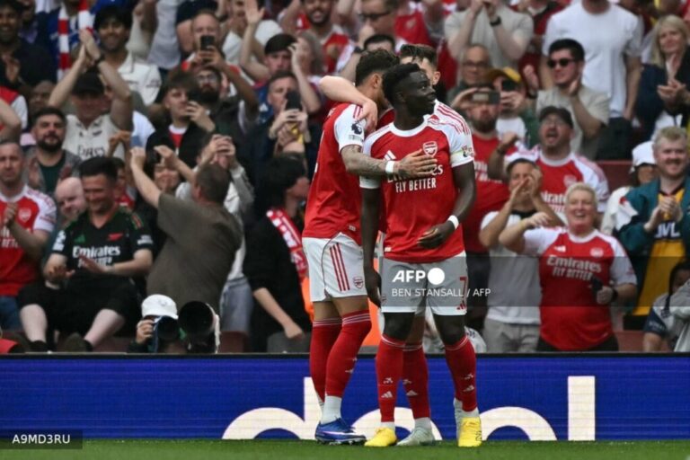 Arsenal golea al Fulham y vuelve a alejarse del City