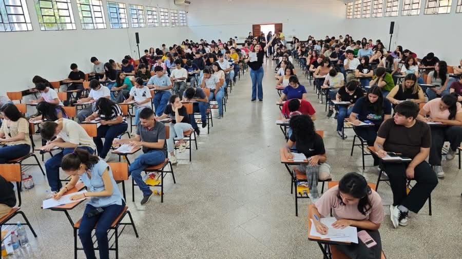 El Gobierno amplía de 5.000 a 7.600 el cupo de becas para educación superior