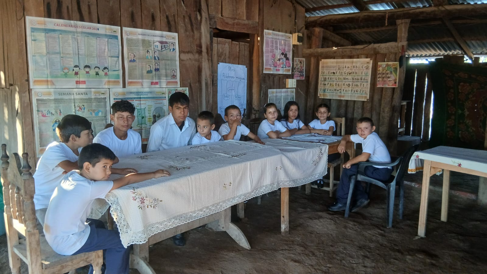 Valiente maestra y escolares hacen patria en pleno monte chaqueño