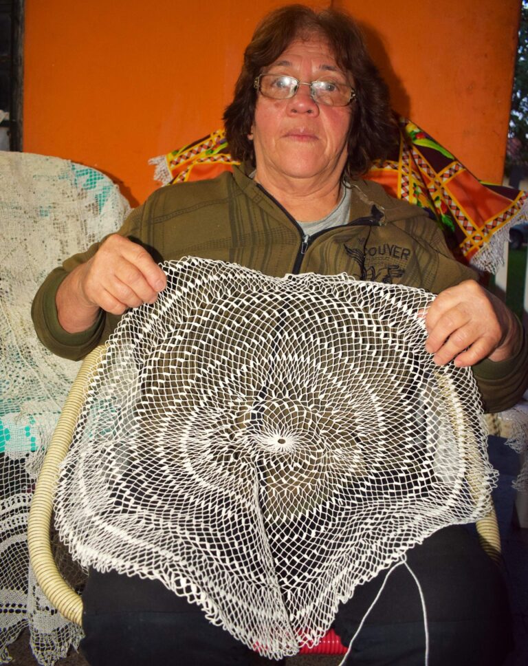 Con encaje ju y sacrificio, una madre tejió el futuro profesional de sus hijos Con encaje ju y sacrificio, una madre tejió el futuro profesional de sus hijos