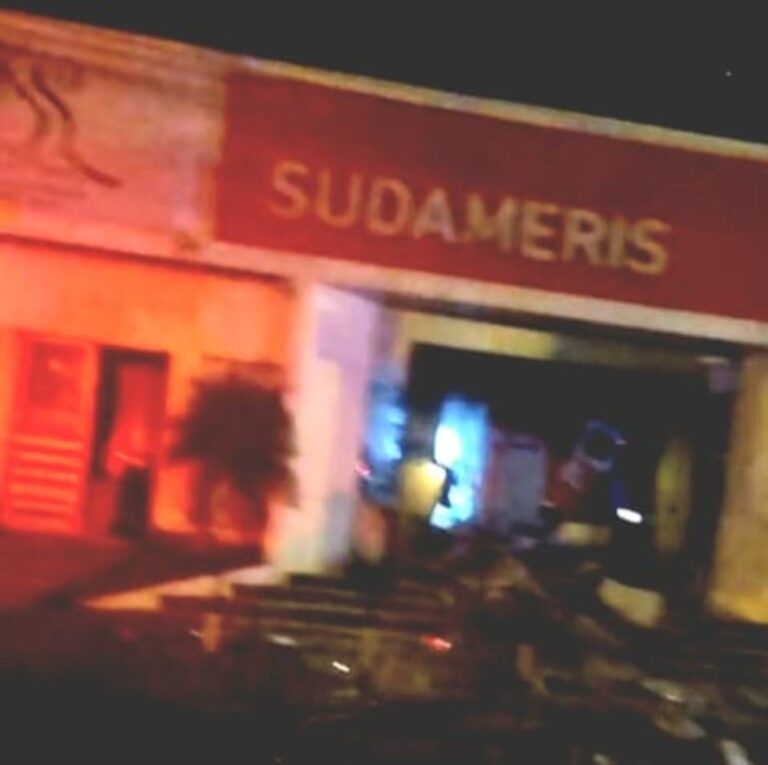 Asaltantes con explosivos roban millonaria suma de banco en Naranjal Asaltantes con explosivos roban millonaria suma de banco en Naranjal