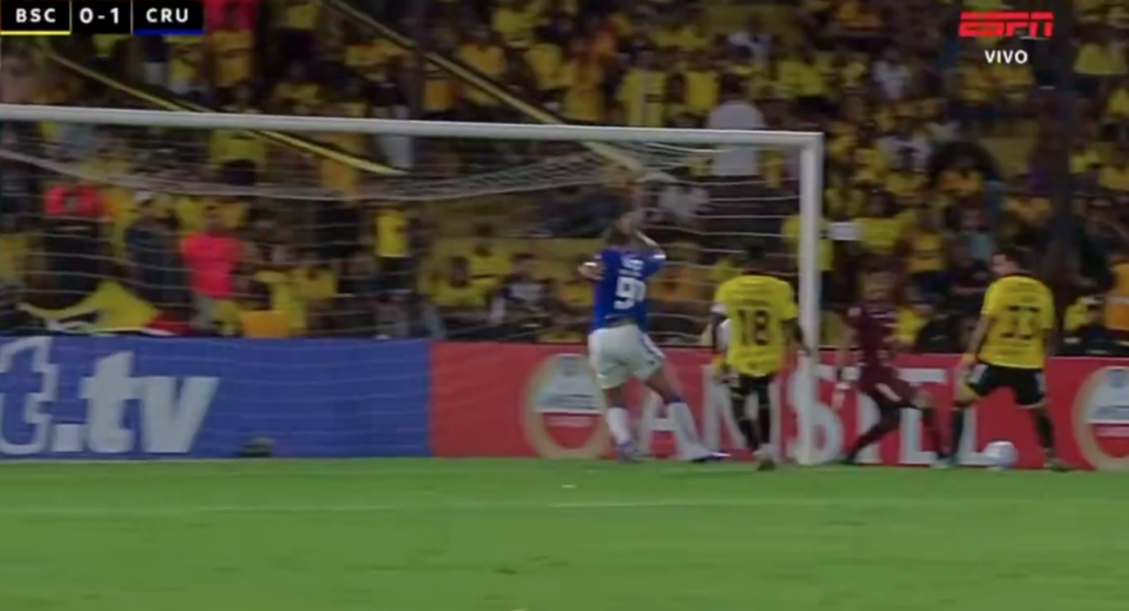 ¡Tremendo blooper! El gol cantado que falló Chico Da Costa en la Libertadores