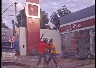 Ñorairô entre motociclistas omondýi a conductores y transeúntes