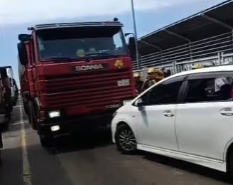 Camión bloqueó, durante unos 20 minutos, el Puente de la Amistad Camión bloqueó, durante unos 20 minutos, el Puente de la Amistad