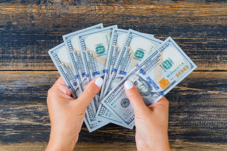 BCP reduce intervenciones a cero y dólar baja de G. 8.000 a niveles de G. 6.500 BCP reduce intervenciones a cero y dólar baja de G. 8.000 a niveles de G. 6.500