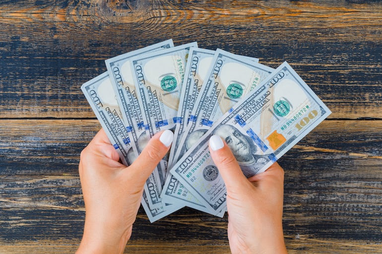 BCP reduce intervenciones a cero y dólar baja de G. 8.000 a niveles de G. 6.500 BCP reduce intervenciones a cero y dólar baja de G. 8.000 a niveles de G. 6.500