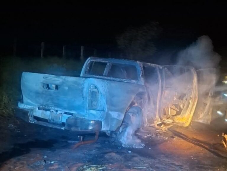 Hallan incinerada camioneta que habría sido utilizada en millonario asalto a casa de cambios