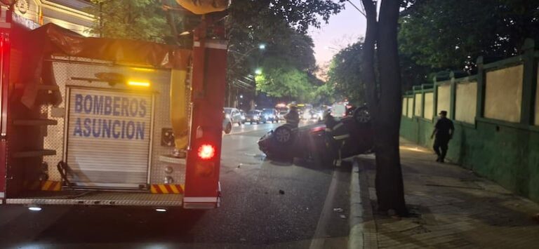 Asunción: triple choque y vuelco de vehículo en Mcal. López y Gral. Santos