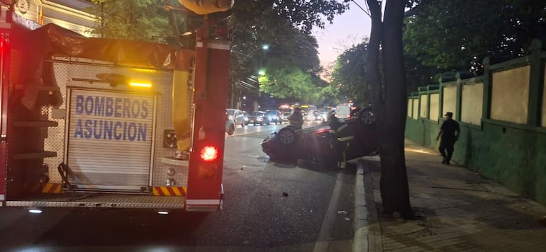 Asunción: triple choque y vuelco de vehículo en Mcal. López y Gral. Santos