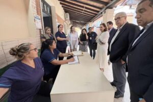 Oúma visita extranjera para conocer el registro electrónico de vacunación Oúma visita extranjera para conocer el registro electrónico de vacunación