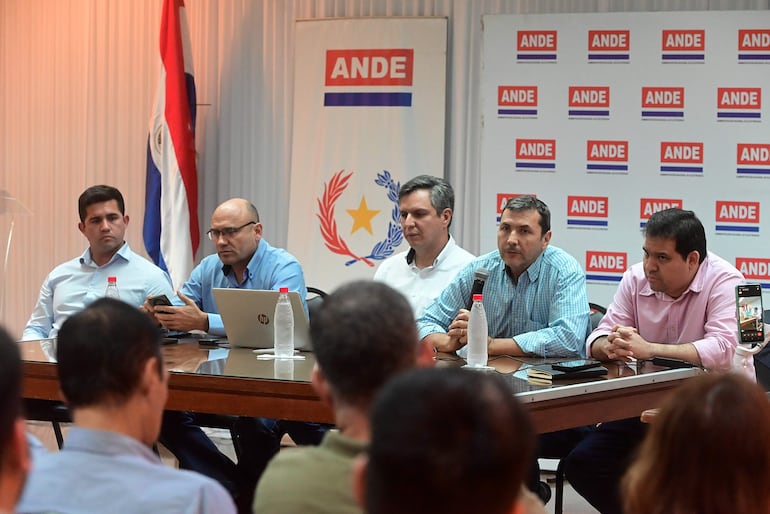 Técnicos advierten que tarifas fijadas por decreto son “una asfixia económica” para la ANDE Técnicos advierten que tarifas fijadas por decreto son “una asfixia económica” para la ANDE