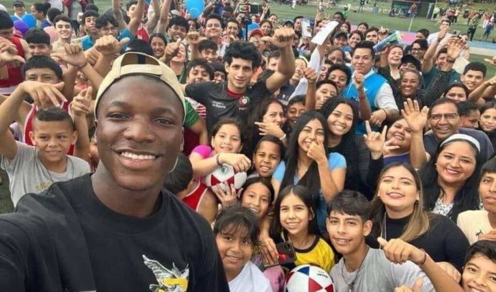 Moisés Caicedo, de pelotear descalzo a ser la joya mundialista de Ecuador Moisés Caicedo, de pelotear descalzo a ser la joya mundialista de Ecuador