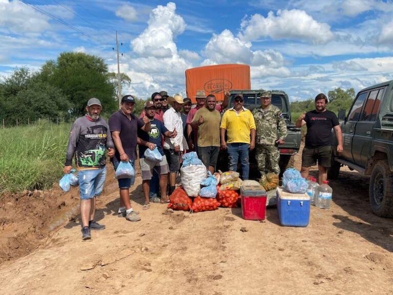 Camioneros varados por falta de caminos de todo tiempo reciben asistencia Camioneros varados por falta de caminos de todo tiempo reciben asistencia