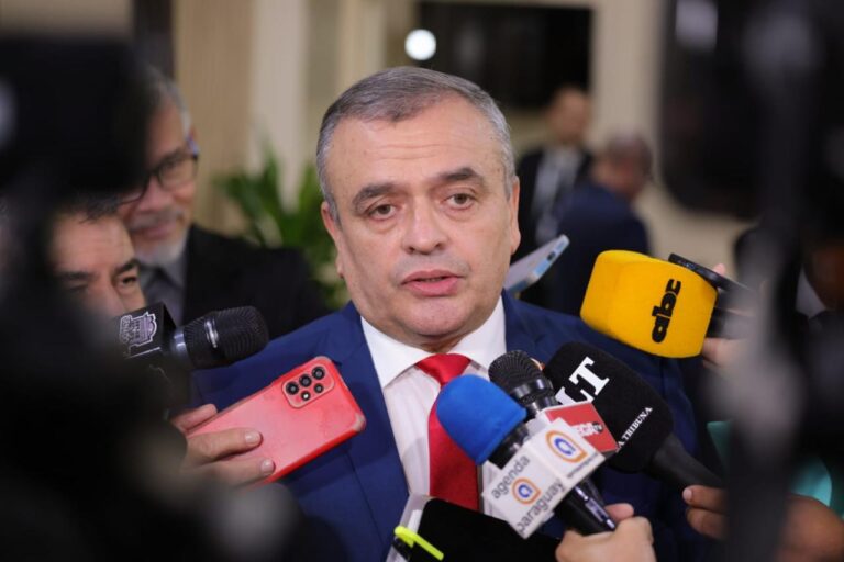 Liseras defiende su juramento como senador y dice que no renunciará a la Conajzar Liseras defiende su juramento como senador y dice que no renunciará a la Conajzar