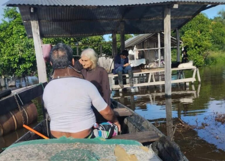 Lluvias y desborde del Pilcomayo provocan inundaciones en zona de Gral. Bruguez en bajo Chaco Lluvias y desborde del Pilcomayo provocan inundaciones en zona de Gral. Bruguez en bajo Chaco