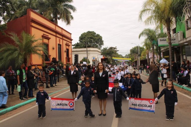 Caacupé celebró con fervor patriótico los 215 años de la Independencia Nacional Caacupé celebró con fervor patriótico los 215 años de la Independencia Nacional