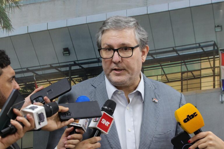 Filizzola arremete contra Santiago Peña por su patrimonio: “Es un intento de blanqueamiento muy burdo” Filizzola arremete contra Santiago Peña por su patrimonio: “Es un intento de blanqueamiento muy burdo”