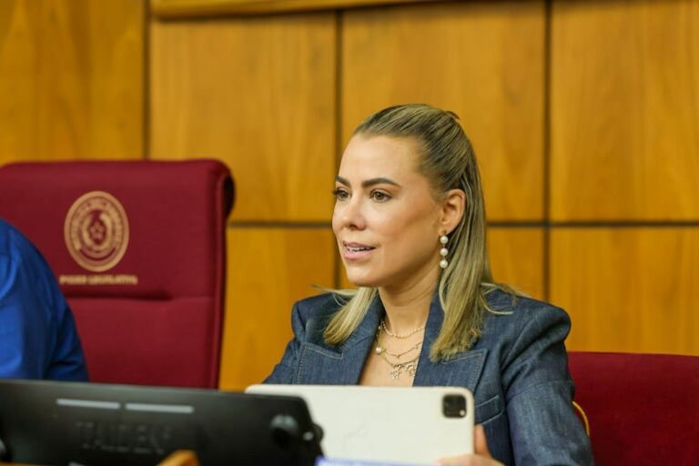 Lizarella Valiente niega conocer ‘Despierta Paraguay’ pese a ser seguidora Lizarella Valiente niega conocer ‘Despierta Paraguay’ pese a ser seguidora
