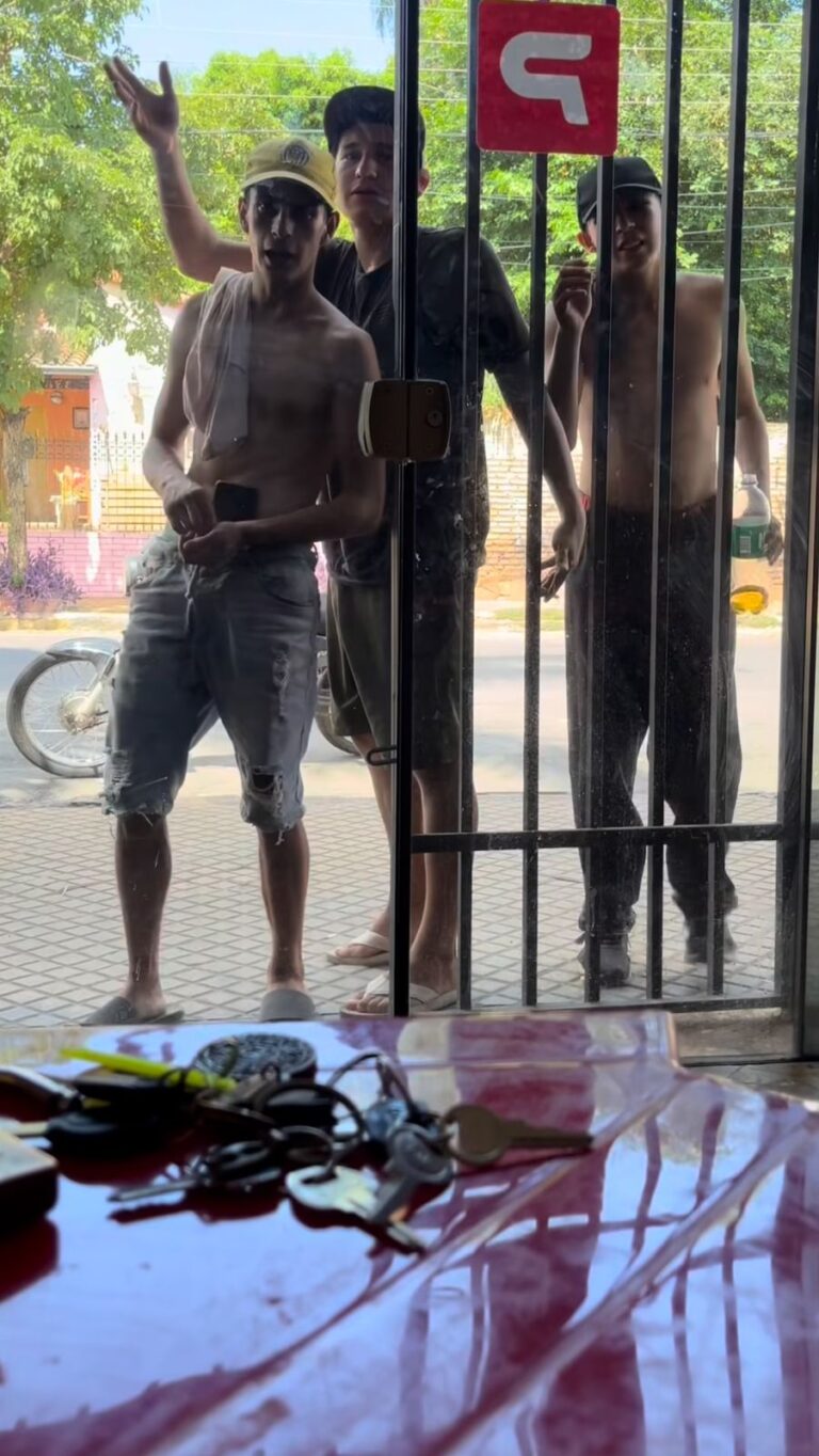A pedradas atacaron local de un mexicano A pedradas atacaron local de un mexicano