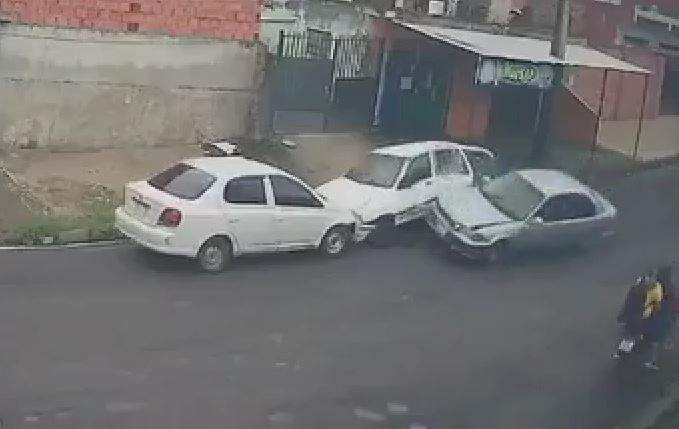 Video: adolescente es aprehendido tras roba un auto y provocar triple choque en Lambaré Video: adolescente es aprehendido tras roba un auto y provocar triple choque en Lambaré