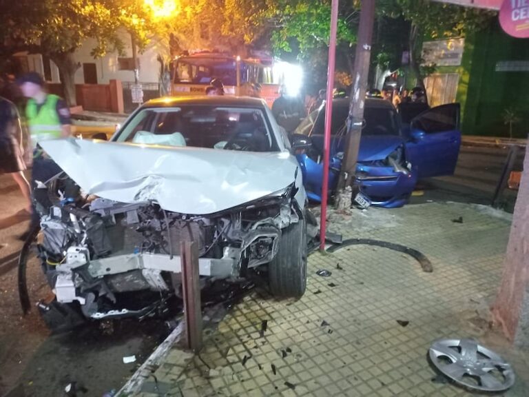Video: violento choque en el barrio General Díaz Video: violento choque en el barrio General Díaz