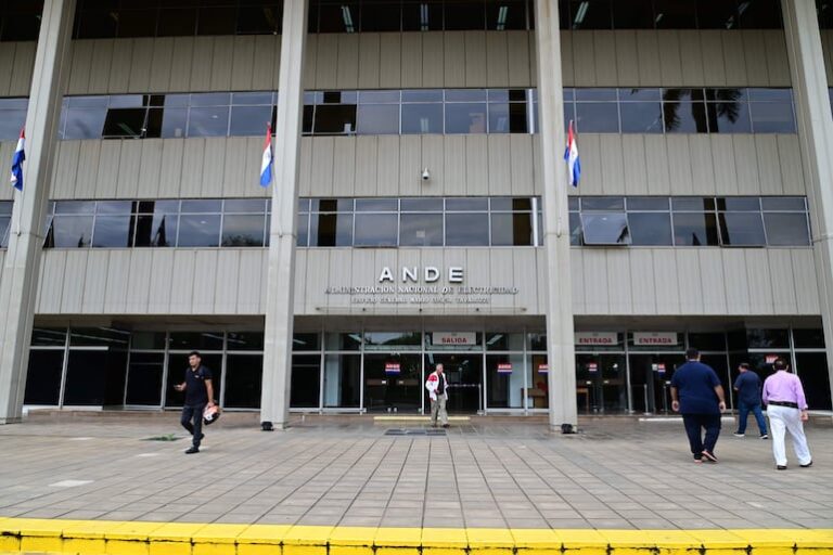 ANDE busca “cortarse sola” con bonos y financiamiento de la banca internacional ANDE busca “cortarse sola” con bonos y financiamiento de la banca internacional