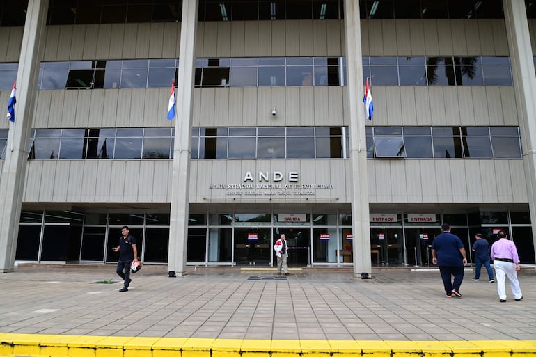 ANDE busca “cortarse sola” con bonos y financiamiento de la banca internacional