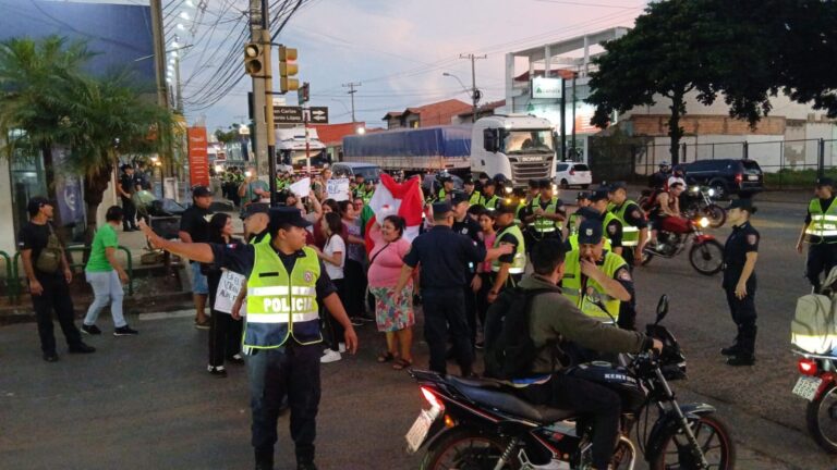 Padres denuncian represión policial durante protesta por kits escolares en Itauguá Padres denuncian represión policial durante protesta por kits escolares en Itauguá