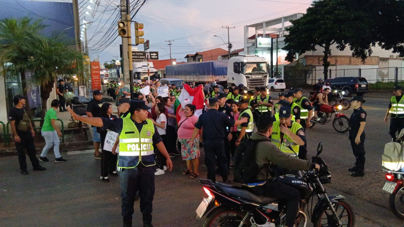 Padres denuncian represión policial durante protesta por kits escolares en Itauguá Padres denuncian represión policial durante protesta por kits escolares en Itauguá