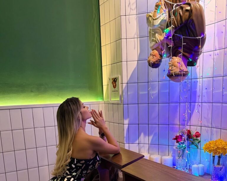 ¡Modelo apareció rezando a San Antonio por un novio! ¡Modelo apareció rezando a San Antonio por un novio!